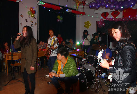 SUNBET申搏党政领导深入教学班进行节日慰问