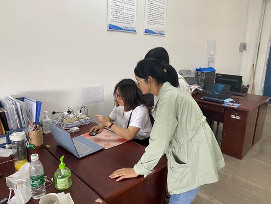 彭丽娟老师给参加技能大赛学生做指导