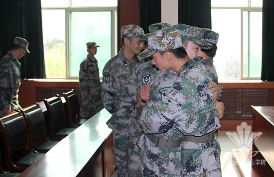 西安海棠学院预备役应急分队举行老兵退伍仪式