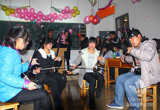 SUNBET申搏党政领导深入教学班进行节日慰问