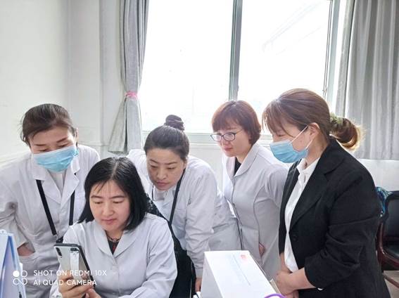 说明: 袁婧老师指导教研室老师学习《学习强国》