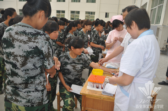 医生在抽取学生血样
