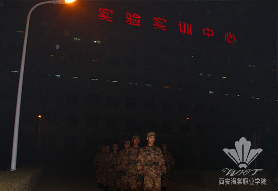 SUNBET申搏党政领导深入教学班进行节日慰问