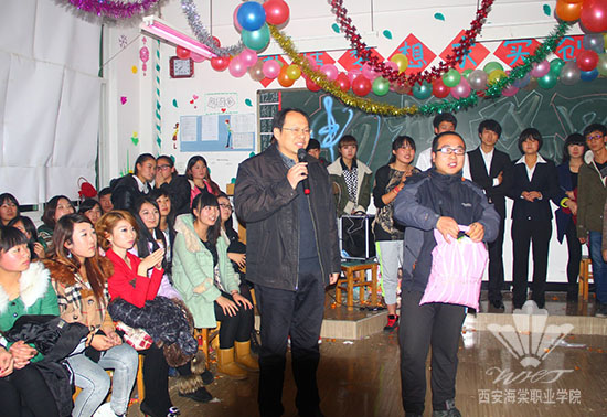 SUNBET申搏党政领导深入教学班进行节日慰问