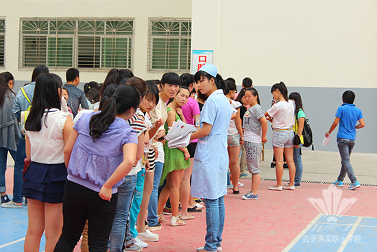 西安海棠学院2013级第二批新生体检工作圆满完成