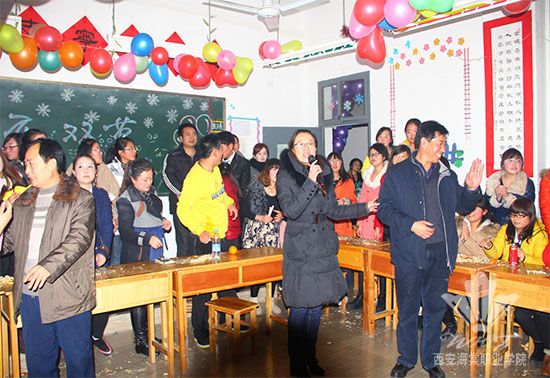 SUNBET申搏党政领导深入教学班进行节日慰问