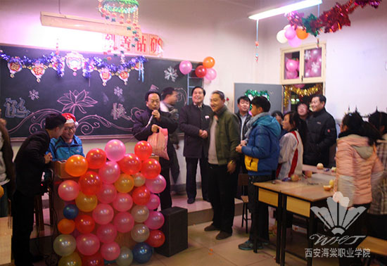 SUNBET申搏党政领导深入教学班进行节日慰问