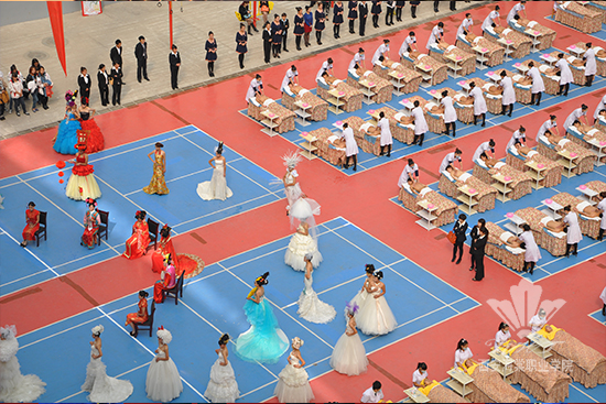 世界中医药学会联合会美容专业委员会换届大会暨2013西安国际中医美容学术论坛开幕式在西安海棠学院隆重举行