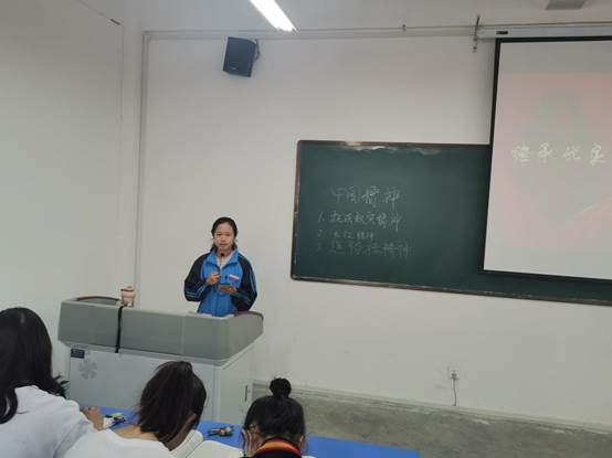 说明: C:\Users\Administrator\Desktop\思政部党史学习教育活动汇总\20210507思政教师讲党史备课暨研讨会及活动安排\师生同台讲党史\IMG_20210519_085412.jpg