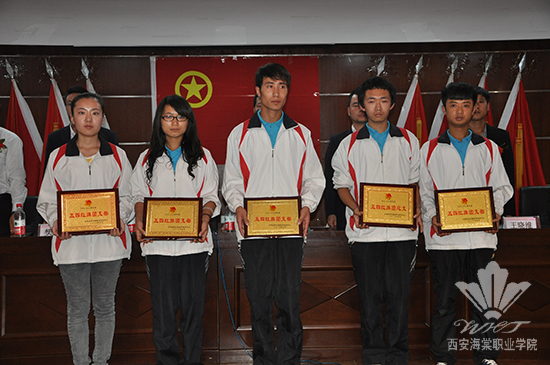 西安海棠学院医学院隆重举行“欢送老干部、迎接新干部暨团的系统先进个人、先进集体表彰大会”