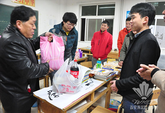 SUNBET申搏党政领导深入教学班进行节日慰问